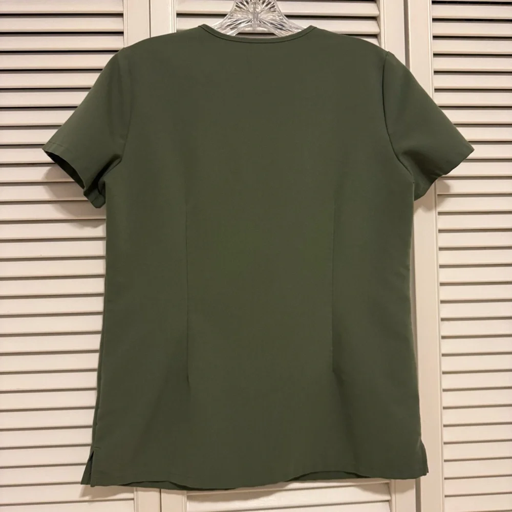 FIGS Casma 3 pocket scrub top - Picture 2 of 3